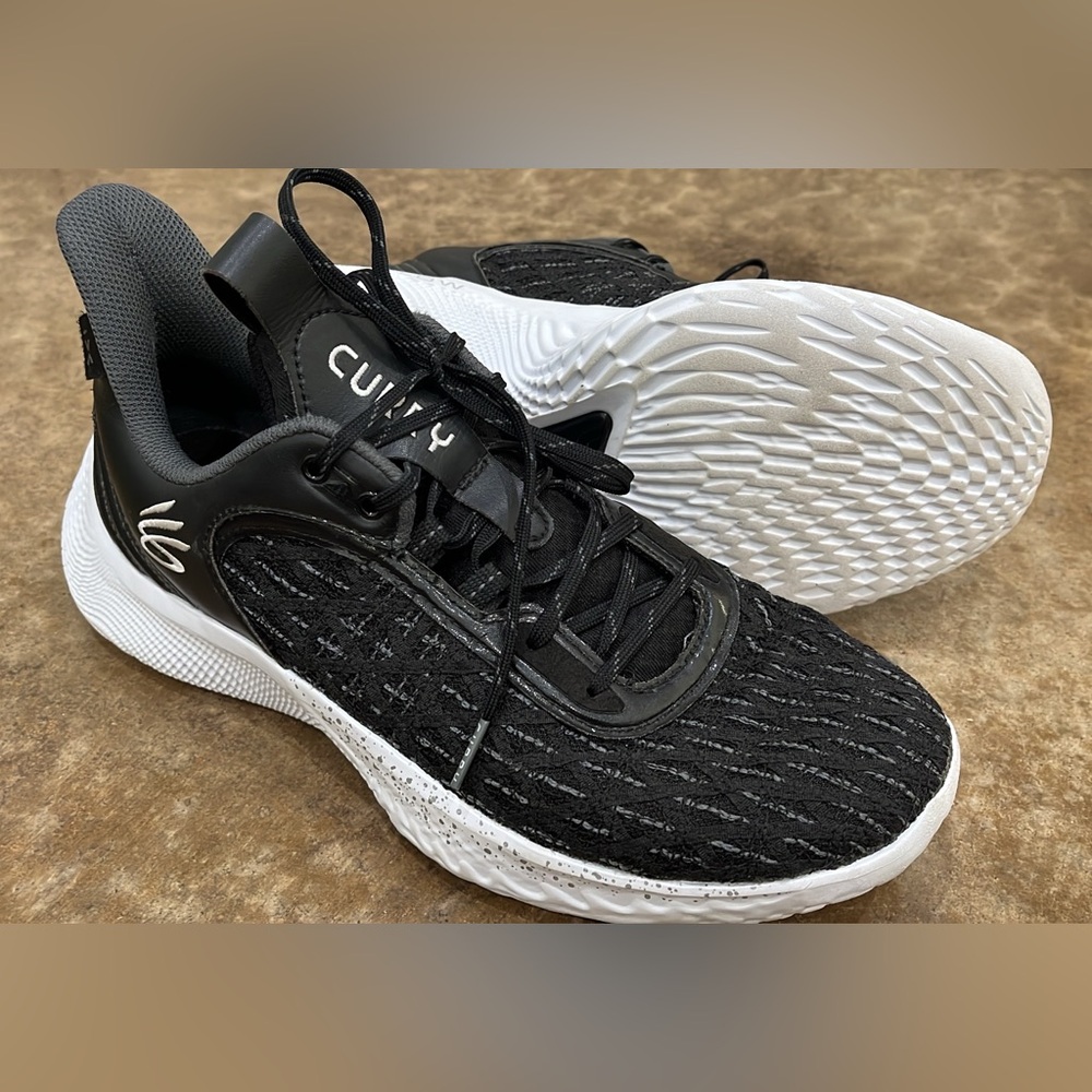 Like new Steph Curry mens basketball shoe, only worn in gym